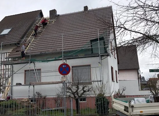 Team von DAFATEC Rheinmain bei Dacharbeiten auf einem Gerüst
