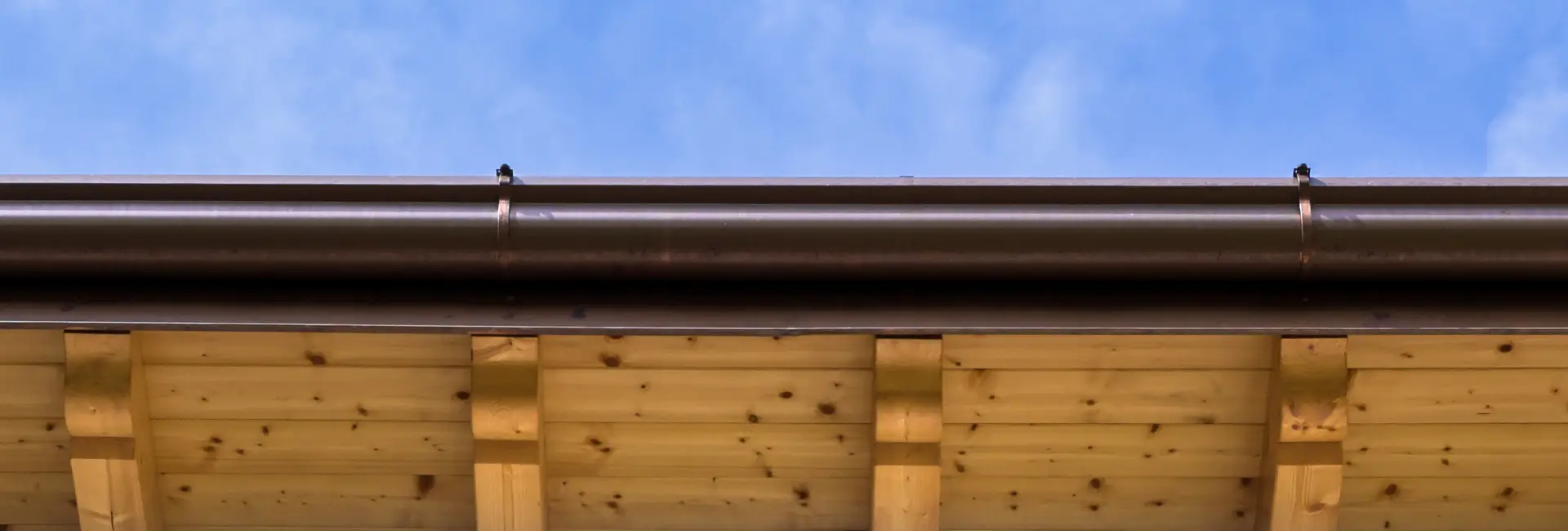 Hausdach mit neuer Regenrinne