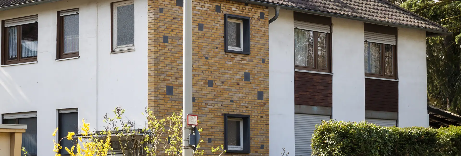 Zweistöckiges Haus mit frisch gestrichener Fassade