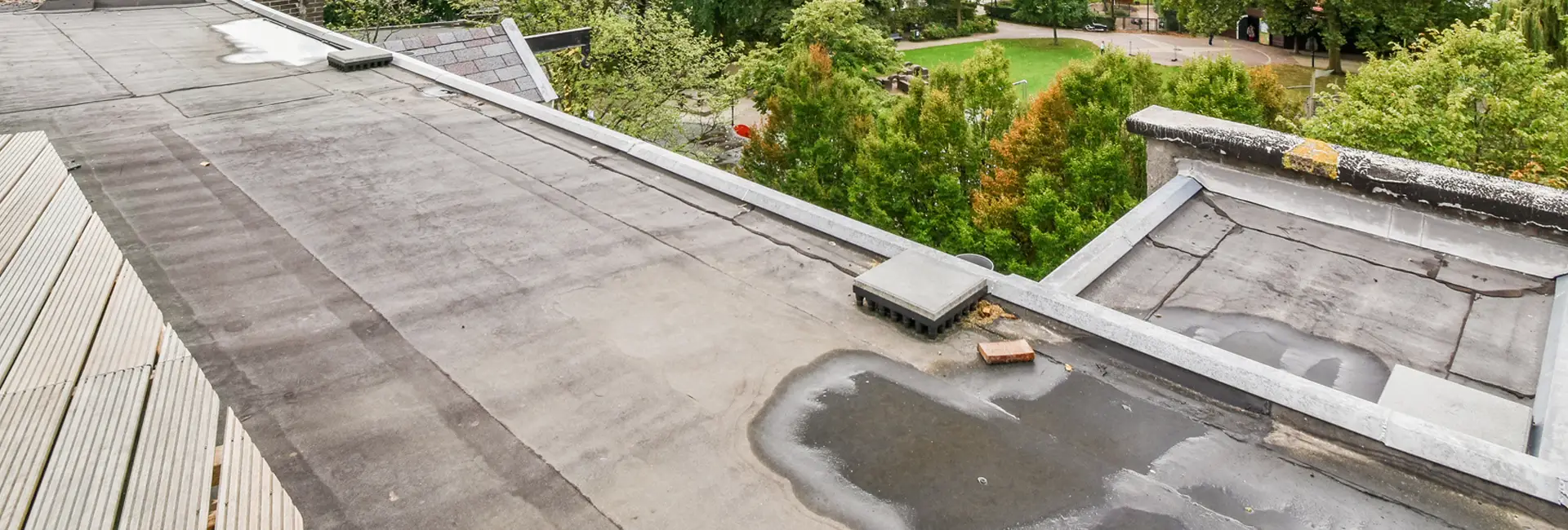 Flachdach mit Betonoberfläche und Lüftungsschacht