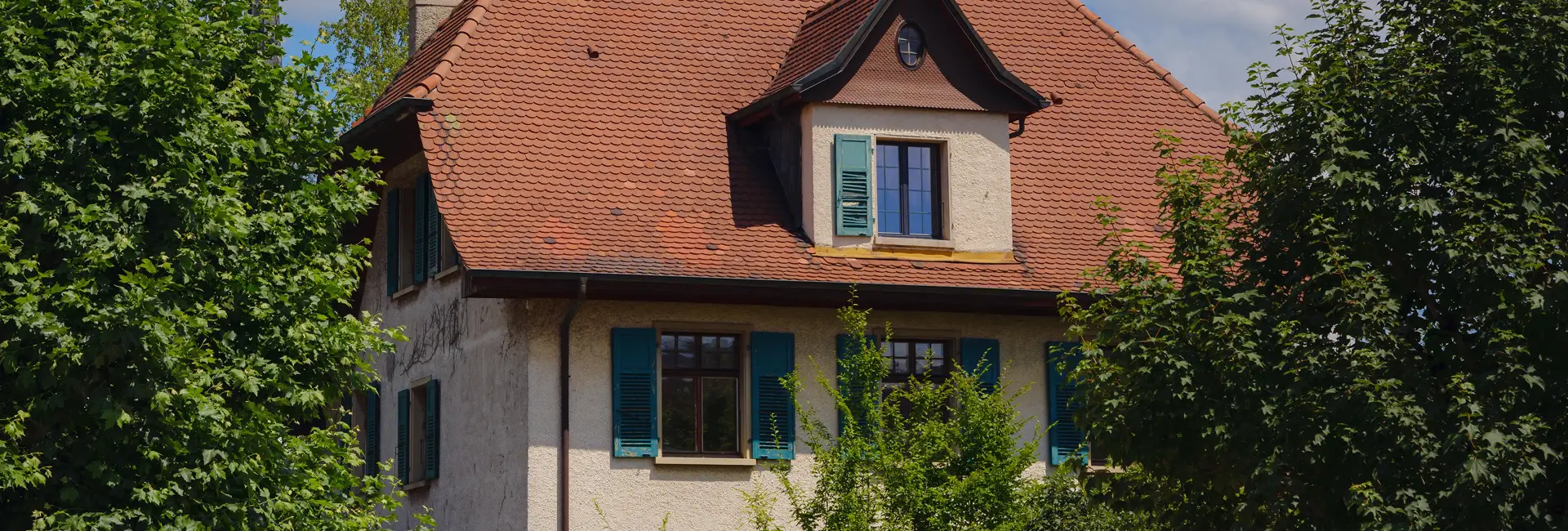 Wohnhaus mit gepflegtem Garten und trockenem Sockelbereich