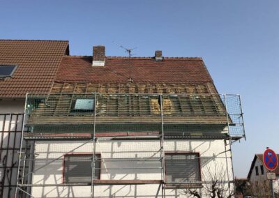 Ein im Bau befindliches Haus mit Gerüst auf dem Dach.