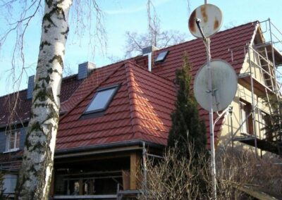 Ein Haus mit einer Satellitenschüssel auf dem Dach.